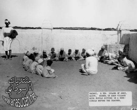 مدرسة في قرية التلاميذ في نصف الدائرة قبل المعلم