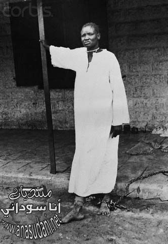 امرأة تقف في سلاسل سجين